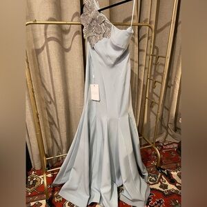 Mac Duggal Size 4 lt blue gown with flower embellishment